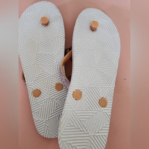 Flip-Flops - Picture 2 of 2